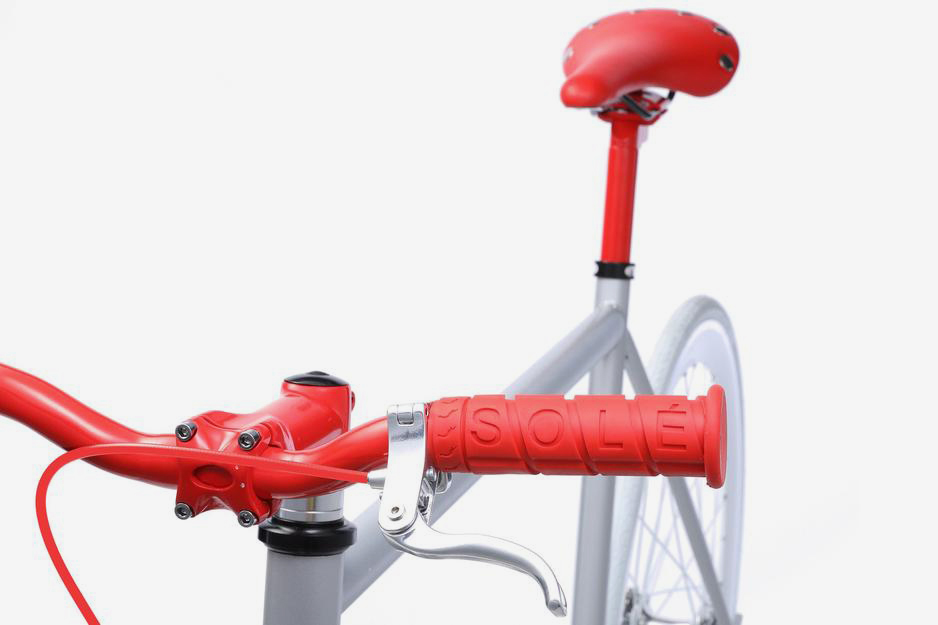 "The Flash" Is the First Ever Bike With a Fully Reflective Frame & Fork